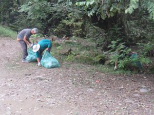 زباله های پارك جنگلی قلعه رودخان پاكسازی شد