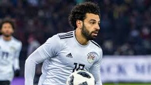 محمد صلاح، فوتبالیست مصری بازیکن بزرگترین تیم جهان لیورپول/در کنار زمین و در مهد بی دینی انگلیس نماز می‌خواند